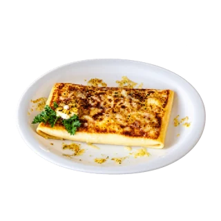 Crepe salgado gratinado servido em prato branco