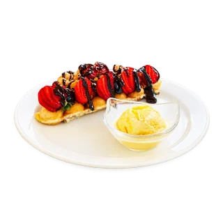 Bubble waffle com morangos, calda de chocolate e sorvete