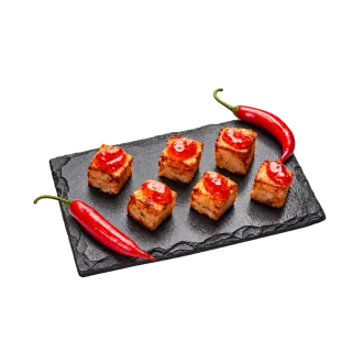 Dadinhos de tapioca com geleia de pimenta sobre ardósia